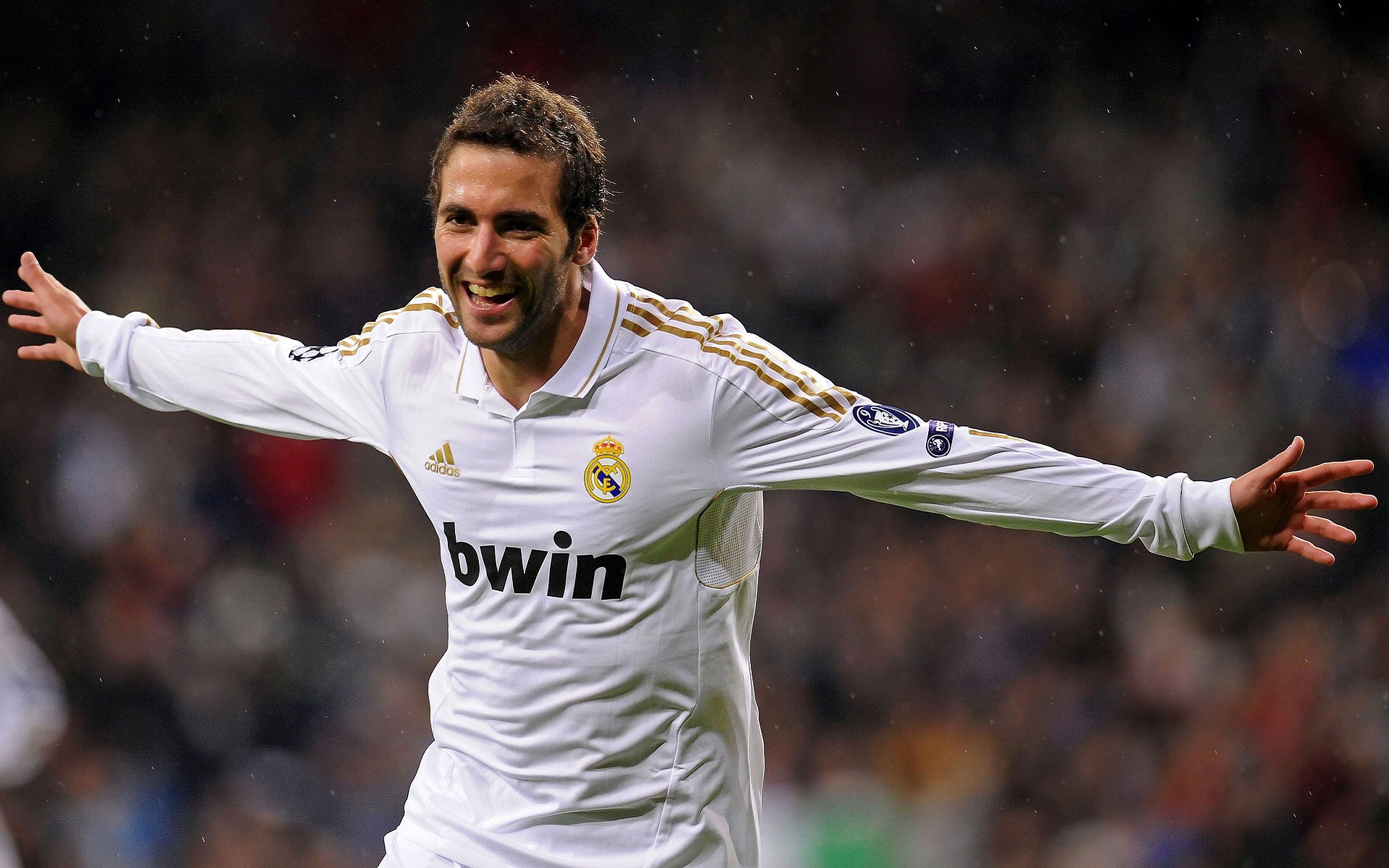 红牛双雄绝境反击，塞恩斯火热状态难挽索伯败局，F1赛道再现王者统治